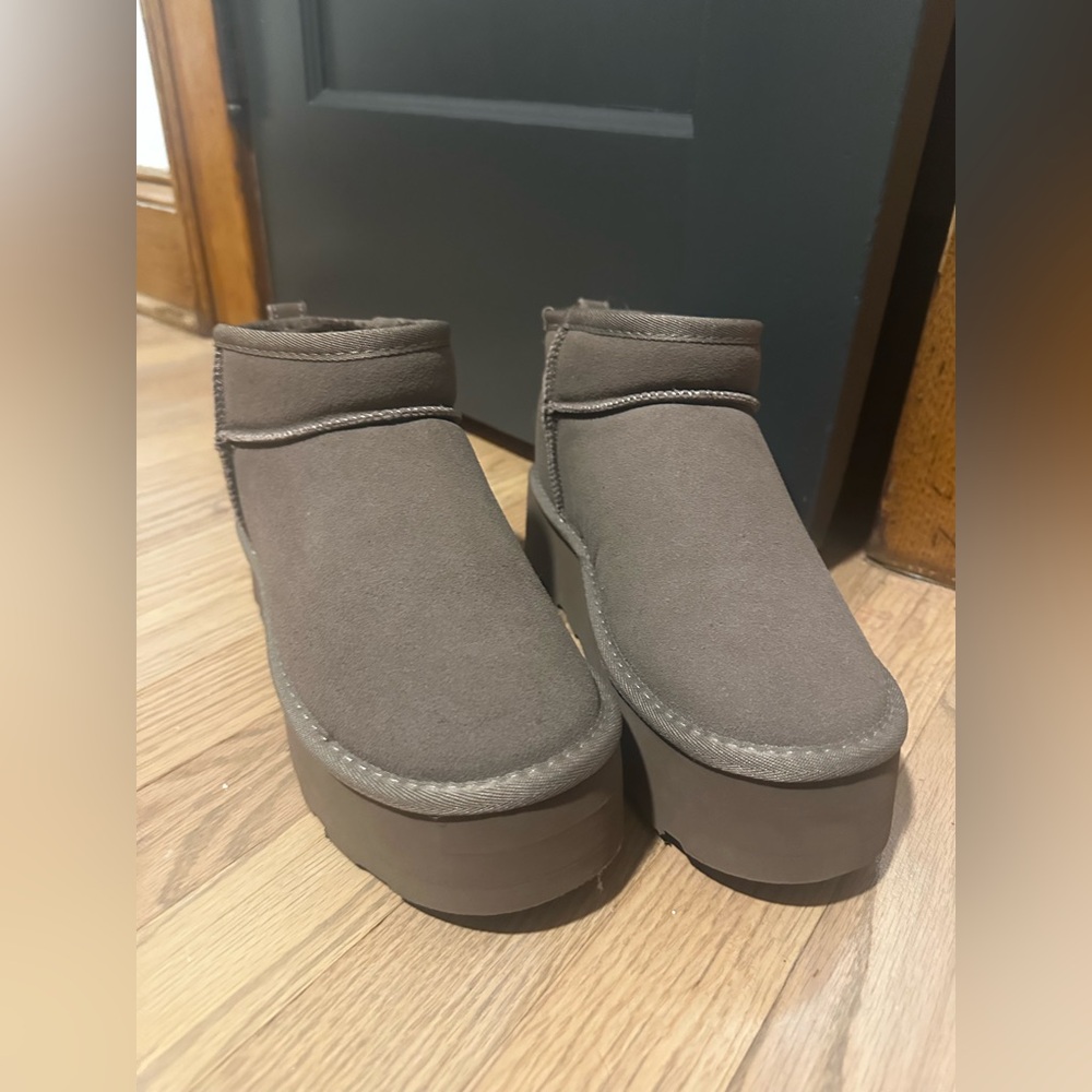 CUSHIONAIRE Hippy Genuine Suede pull on platform boot +Memory Foam